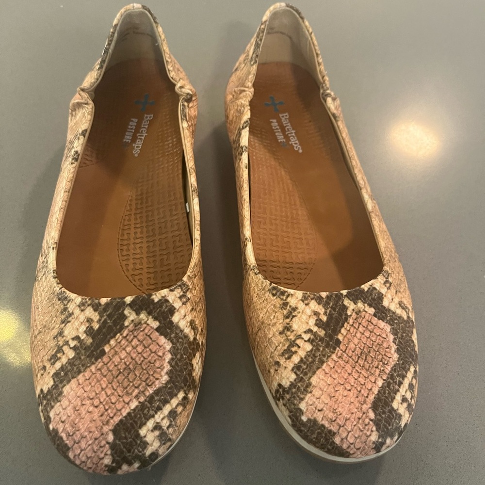 BareTraps Posture Flats-GUC-size 9